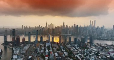 Güneş batarken Manhattan 'da. New York silueti turuncu bulutların altında. Üst görünüm.