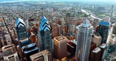 Philadelphia şehir merkezinin olağanüstü manzarası. İnsansız hava aracı görüntüleri muhteşem gökdelenlerin tepelerinden uzaklaşıyor.