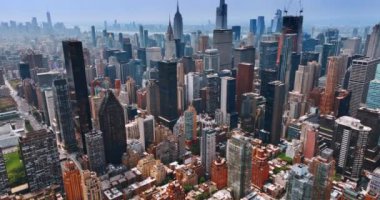 Güneşli bir günde New York 'un büyüleyici mimarisi. Yukarıdan bakınca inanılmaz şehir manzarası.