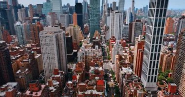 Muhteşem gökdelenlerin arasında uçmak. New York şehir merkezinin çarpıcı mimarisi hava perspektifinden.