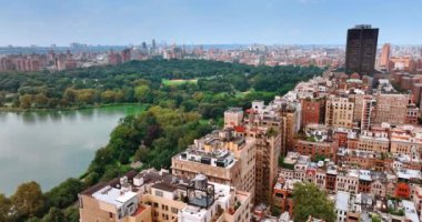 Güneşli bir günde New York şehri manzarası. Tepeden güzel yeşil Central Park manzarası.