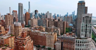 New York manzarasında çeşitli mimari yapılar. Gökdelenlerin arka planında çok katlı evler.