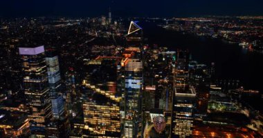 Geceleri ışıl ışıl parlayan New York. Tepeden tırnağa hayat dolu şehrin nefes kesici manzarası..