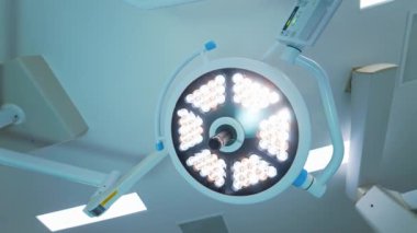 Ameliyat odasının tavanındaki yuvarlak lambaları açtım. Operasyonel tiyatrodaki modern aydınlatma ekipmanlarına düşük açılı bakış açısı.