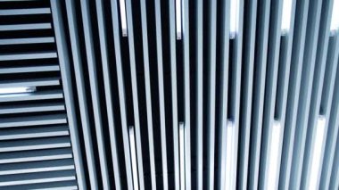 Odanın dekorasyonu uzun kalaslarla. Dekoratif panellerin arasında beyaz gün ışığı. Düşük açı görünümü.