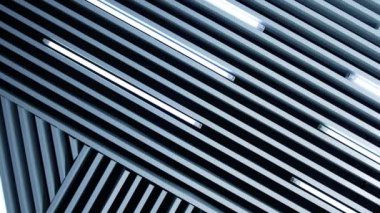 Odadaki tavanın alışılmadık tasarımı. Süslü kalasların arasında gün ışığı lambaları da var. Düşük açı görünümü.