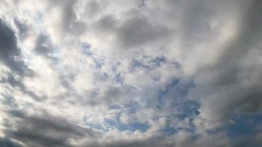 Yumuşak ışık bulutları koyu gri bulutlara dönüşür. Atmosferde yağmur oluşumu. Düşük açı. Zaman Uygulaması.
