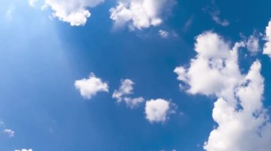 Yumuşak pamuk bulutları atmosferde hızla şekil değiştiriyor. Düşük perspektiften bulutlu yaz gökyüzü. Zaman Uygulaması.