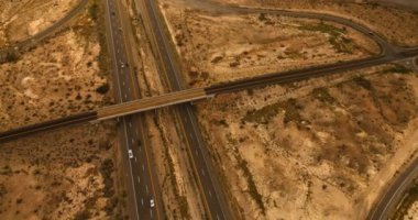California çölünde inşa edilmiş yarış pistleri ve otoyollar. Yollardan geçen arabalar. Hava görünümü.