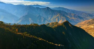 Kaliforniya 'nın tepeleri parlak güneşle aydınlandı. Hava perspektifinden güzel kayalık manzara.
