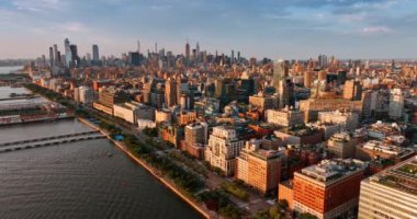 Hudson Nehri 'nin yukarısından New York manzarası inanılmaz. Gökdelenler ufuk çizgisini kaplıyor.