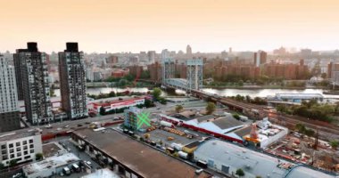 Harlem Nehri Asansör Köprüsü ile New York 'un gündüz manzarası. Tren köprüden geçiyor..