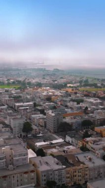 Güneşli bir günde zengin mimarisi olan inanılmaz bir şehir manzarası. San Francisco panoraması kalın bir sis tabakasıyla kaplandı. Dikey video
