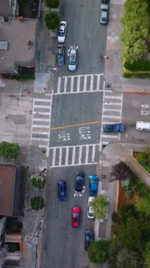 Şehir merkezinde her zamanki kavşaklar özel arabalarla kesişiyor. Gündüz vakti San Francisco 'daki en iyi cadde manzarası. Dikey video