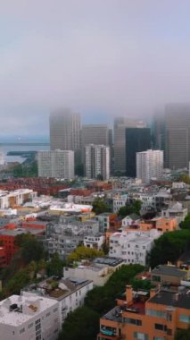 Körfezdeki muhteşem evlerin üzerinde uçuyor. Pasifik rıhtımlarına ve mavi sularına yaklaşıyoruz. Sis içindeki San Francisco gökdelenleri. Dikey video