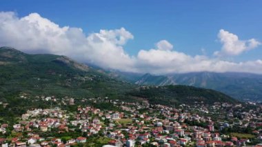 Karadağ 'ın Bar kentinin parlak güneşli manzarası. Yeşil dağların eteklerine dağılmış şehir manzarası. Hava görünümü.