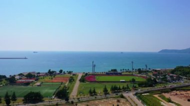 Adriyatik Denizi 'nin güzel sularına yaklaşıyoruz. İHA görüntüleri kıyıdaki yeşil alanın üstünde..