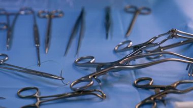 Cerrahi operasyon için metal aletler. Aletler mavi arka planda. Kapat..