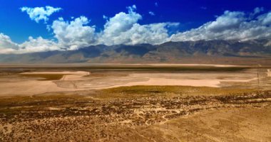 Yeşilliksiz, kuru bir arazi. Ölüm Vadisi Manzarası Güneşli bir günde tepeden.