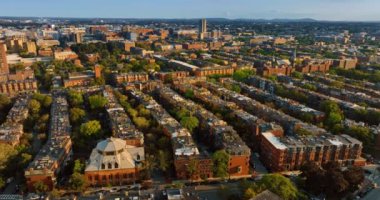 Boston, Massachusetts, ABD 'deki eski çok katlı binaların güneşli cephelerinin görüntüsü. Şehir havadan bakıldığında yeşillik dolu..