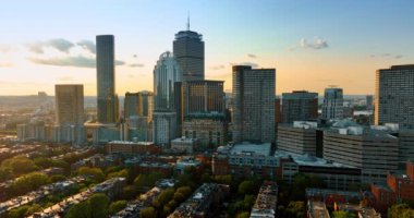 Boston, Massachusetts, ABD 'deki güzel yüksek binalar. Düşük katlı evlerin üzerinden uçan İHA görüntüleri gökdelenlere yaklaşıyor..