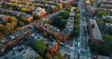Boston, ABD 'de çok katlı çok katlı binalar. Şehir sokaklarında bir sürü araba var. Üst görünüm.