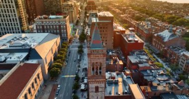 Boston, Massachusetts, ABD 'de altın saat. Eski Güney Kilisesi 'nin tepesinde uçan bir dron..