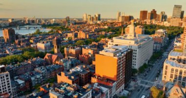 Altın saatinde Boston 'un güzel mimarisi. ABD şehrinin parlak manzarası tepeden bakıldığında.