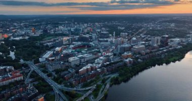 Günbatımından sonra modern şehrin engin manzarası. Boston, Massachusetts, ABD Kuş bakışı bakış açısından.