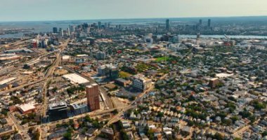 Güneşli bir günde Amerikan şehri Cambridge 'in güzel manzarası. Şehrin arka planında Charles Nehri manzaralı panoraması. Üst perspektif.