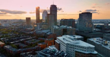 İHA görüntüleri Boston şehir merkezindeki güzel, modern kule bloklarına yaklaşıyor. Günbatımında hava perspektifinden Massachusetts sermayesi.