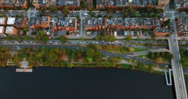 Boston, ABD 'deki Charles Nehri' nin kıyısında yoğun trafiği olan otoyollar. Rıhtımda kuş bakışı manzara ve binaların tepeleri.