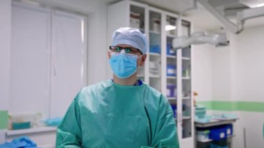 Erkek doktor, hastanın röntgen taramasını inceleyen monitöre bakar. Ameliyatın hazırlık aşaması.