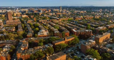 Boston 'un yerleşim bölgesinde sıra sıra apartman daireleri. Çatılar ve sokaklar tepeden görünüyor..