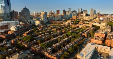 Boston, Massachusetts, ABD 'deki mimari çeşitliliği. Metropolis şehrinde alçak binalar ve yüksek binaların birleşimi. Üst görünüm.