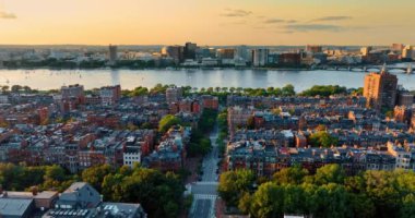 Boston 'daki Charles Nehri manzarası şehrin sokaklarının üzerinde uçuyor. Nehrin rıhtımında apartman blokları olan yerleşim alanı..