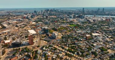 Çoğunlukla Cambridge, Massachusetts, ABD 'de düşük katlı mimari. Şehir tepeden güneşli görünüyor. Arkaplanda nehir.