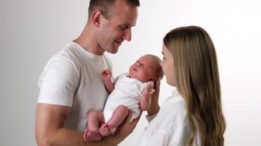 Yeni doğmuş bebeğini kucağında tutan mutlu adam. Sevgi dolu anne, sevgili çocuğuna yaslanır. Beyaz arkaplan.