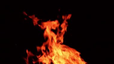 Alevlerin dili karanlığı yalıyor. Minik turuncu ateş noktaları havada uçuşuyor..