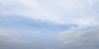 Yoğun bulutlar gökyüzünde yayılıyor. Düşük açıdan gri bulutlar ve yağmur düzeni. Zaman Uygulaması.