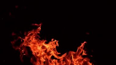 Karanlıkta dans eden öfkeli alevler. Turuncu alevler yükselip yükseliyor. Kapat..