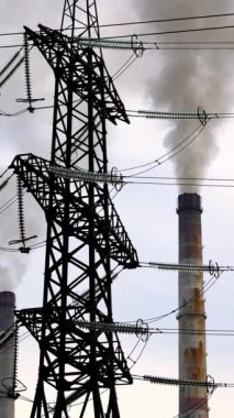 Ekolojik sorunlar. Endüstrinin yakınındaki iletişim hatları. Havayı dolduran borulardan yoğun duman. Kimyasal dumanlar atmosferi kirletir. Dikey video