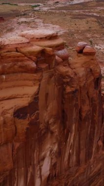 Amerika 'nın ulusal parkında kanyon üzerinde uçuyor. Hız otoyolu düzlük boyunca güzel kayaların arasında gidiyor. Üst Manzara. Dikey video