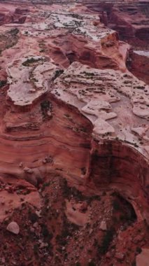 Bryce Kanyonu, Birleşik Devletler 'in Utah' ın güneybatısında yer almaktadır. İnsansız hava aracından atılan inanılmaz kaya oluşumları. Dikey video