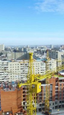 İnşaatın kışın yapılması. Vinçleri olan yapım aşamasındaki yüksek binalar