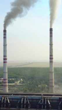 Termal Santralin Tütün Boruları. Fabrika bacasından çıkan duman.