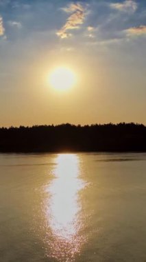 Gölün üzerinde doğal şafak kompozisyonu. Gün batımında dramatik gökyüzü manzarası