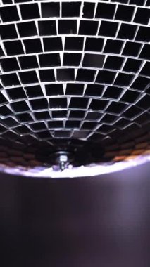 Parti ışıkları disko topu. Duvarda asılı gümüş disko topu