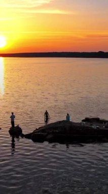 Gün batımında nehirde. Nehirde güzel bir gün batımı