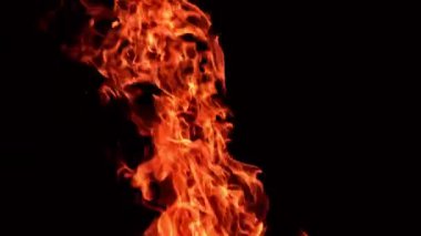 Havaya yükselen kırmızı ateş alevi. Yanan şenlik ateşi arka planda izole edildi.